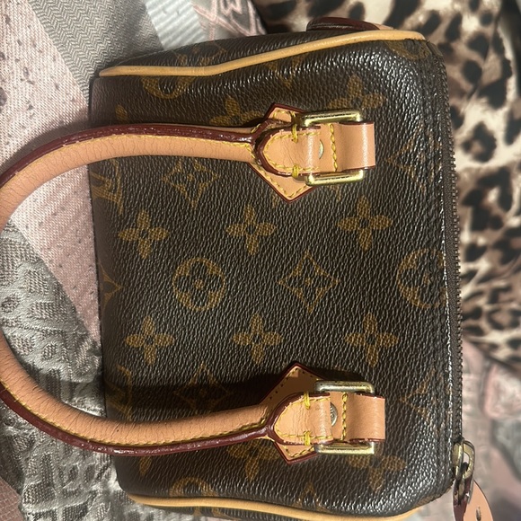 Selling this purse had it for a minute and decided I don’t want it no more! - Picture 4 of 6